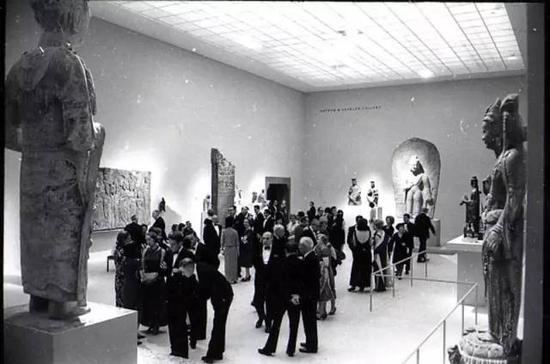 ▲ 纽约大都会博物馆赛克勒馆开幕仪式，1965，图片来源： Arthur M. Sackler Foundation