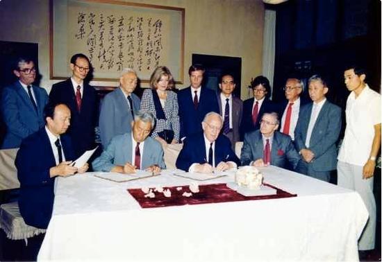 ▲ 亚瑟·M·赛克勒与北京大学时任校长丁石孙签署意愿书，1986，图片来源：sackler.org